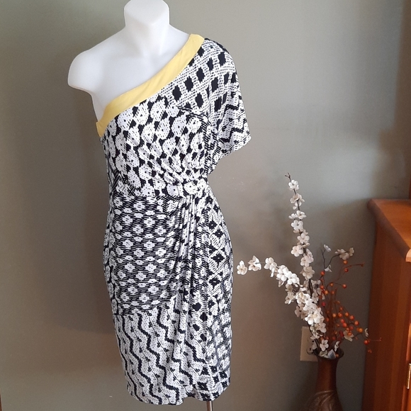 Donna Morgan Dresses & Skirts - Donna Morgan one shoulder dress